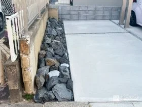割栗石のロックガーデンで、無機質になりすぎない外構へ