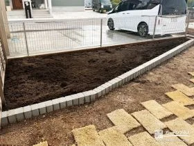 ピンコロ石で輪郭を整えた、育てる楽しみのある植栽スペース[施工後]