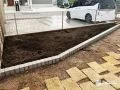 ピンコロ石で輪郭を整えた、育てる楽しみのある植栽スペース