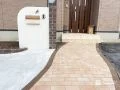 レンガアプローチで迎える、歩くのが楽しみになる玄関動線