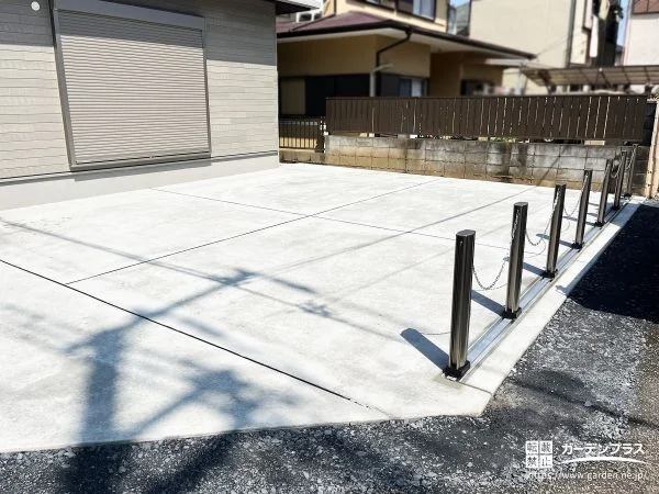 土間コンクリートで広々使いやすい、防犯性を高めた角地の新築外構