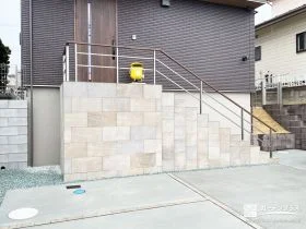 木調手すりで支える、高低差のある玄関アプローチの安心動線[施工後]