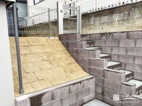 化粧ブロック土留めと階段で叶えた、転落防止と安心設計[施工後]