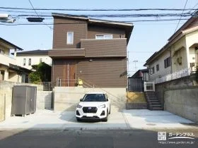1.8mの高低差のある敷地を安全に活かす新築外構