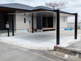 アルミ屋根カーポートが主役になる、洗練されたファサードデザイン[施工後]