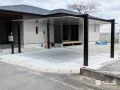 アルミ屋根カーポートが主役になる、洗練されたファサードデザイン