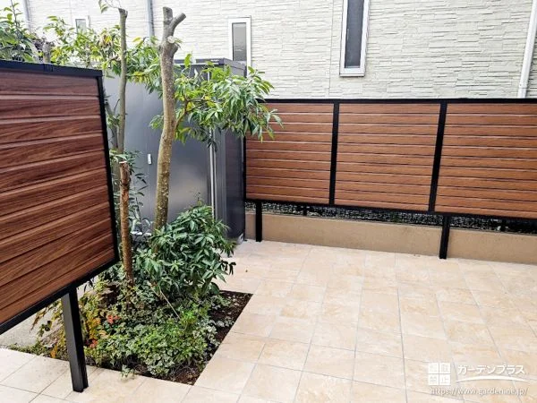 タイルテラスと目隠しフェンスで心地よく過ごせるお庭工事