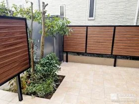 タイルテラスと目隠しフェンスで心地よく過ごせるお庭工事