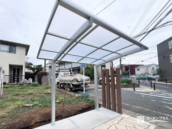 お住まいに調和する木調デザインのウッドデッキを設置した工事