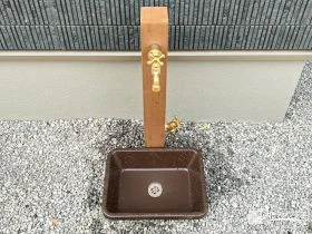木調デザインが映える使い勝手のよい立水栓を設置した工事