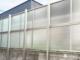 視線をやわらかく遮る半透明パネルの目隠しフェンス設置工事
