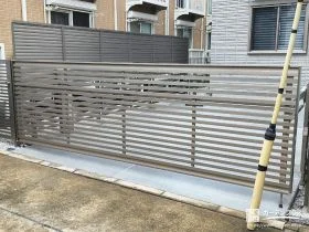 電動カーゲートとフェンス設置で防犯性を高めた駐車スペース工事