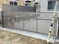 電動カーゲートとフェンス設置で防犯性を高めた駐車スペース工事