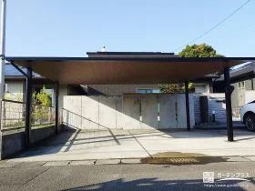 木目調の天井が上質感を演出するカーポートを設置した工事