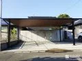 木目調の天井が上質感を演出するカーポートを設置した工事