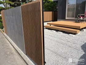 道路からの視線を遮る目隠しフェンスと心地よいデッキ工事