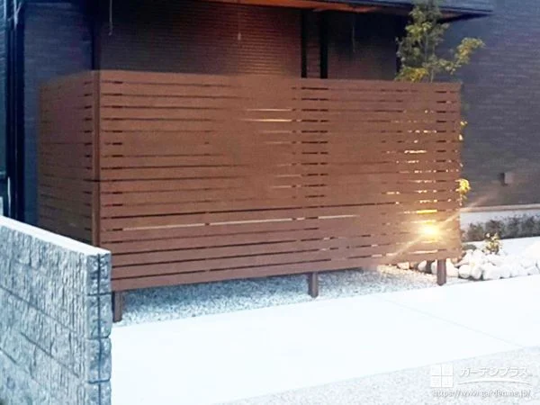 木調フェンスで道路側の視線を和らげる目隠しを設置した工事