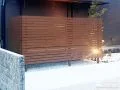 木調フェンスで道路側の視線を和らげる目隠しを設置した工事