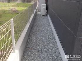 砂利を敷設した犬走り[施工後]