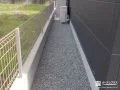 砂利を敷設した犬走り