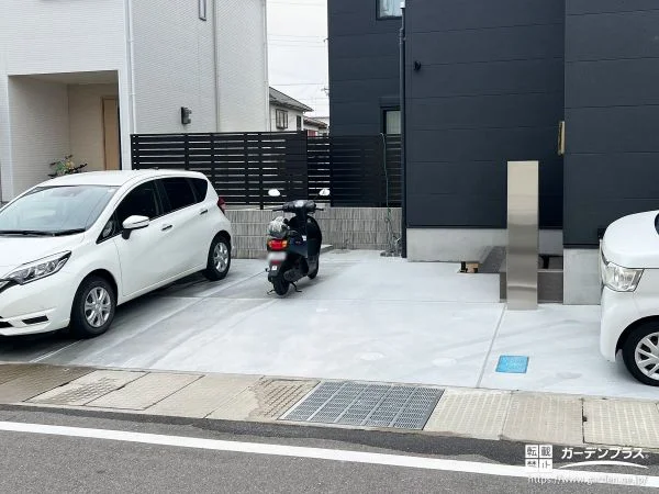 広々とした駐車スペースとスタイリッシュなお庭境界の設置工事