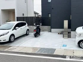 広々とした駐車スペースとスタイリッシュなお庭境界の設置工事