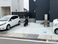 広々とした駐車スペースとスタイリッシュなお庭境界の設置工事