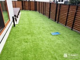 人工芝の主庭で高低差を忘れる開放的なプライベート空間に