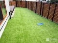 人工芝の主庭で高低差を忘れる開放的なプライベート空間に