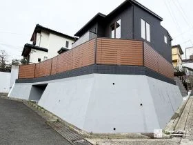 塗装仕上げの擁壁と高尺フェンスで街並みに映える上質な外観へ