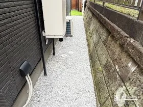 防草シートと砂利の犬走りで見えない場所まで美しく管理しやすく[施工後]