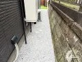 防草シートと砂利の犬走りで見えない場所まで美しく管理しやすく