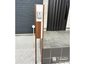 スタイリッシュな木調アルミの機能門柱[施工後]