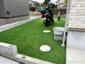 人工芝の主庭でお手入れを気にせず楽しめる緑の空間へ
