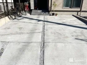 土間コンクリートと砂利スリットで魅せる、すっきりとした駐車スペース[施工後]