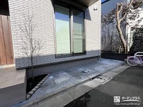 ピンコロ石を並べた植栽スペースがアクセントに[施工後]