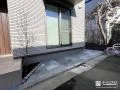 ピンコロ石を並べた植栽スペースがアクセントに