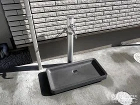 シンプルなデザインの立水栓[施工後]