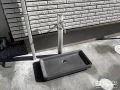シンプルなデザインの立水栓