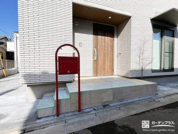 赤いポストが映えるシンプルモダンなデザインの新築外構工事