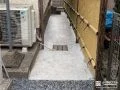 しっかり雑草対策をした犬走り