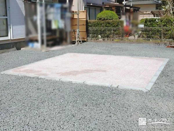 一画をコンクリート平板で舗装したお手入れのしやすいお庭工事