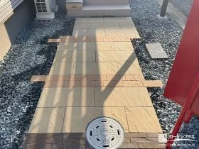 コンクリート平板で整えた玄関アプローチ[施工後]
