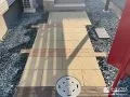 コンクリート平板で整えた玄関アプローチ