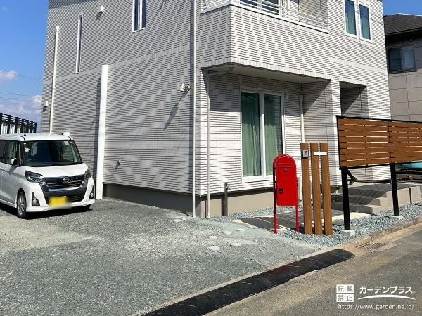 可愛らしいデザインとカラーのポストが目を引く新築外構工事
