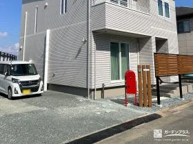 可愛らしいデザインとカラーのポストが目を引く新築外構工事