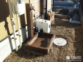 ナチュラルな木目調がポイントの立水栓[施工後]