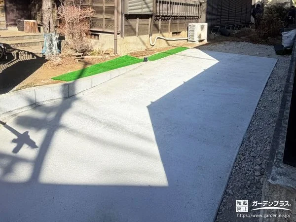 土留めを設けて安定感を出したコンクリートの駐車スペース工事