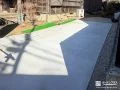 土留めを設けて安定感を出したコンクリートの駐車スペース工事