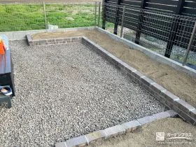 落ち着いたカラーのレンガを並べて植栽スぺースを設けたお庭工事